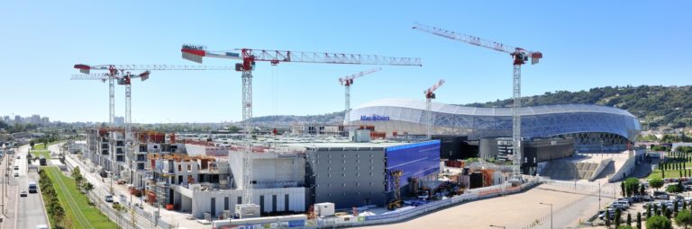 La société Riviera Montage utilise six grues à tour Potain pour la construction de logements, bureaux et commerces à proximité directe du nouvel IKEA de Nice