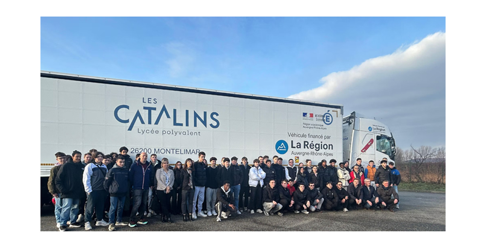Volvo Trucks livre un Volvo FH au Lycée des Catalins pour former les conducteurs de demain