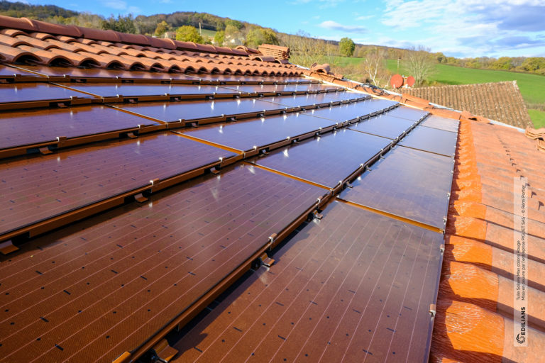 Edilians – Tuiles solaires rouges, une offre complète de solutions photovoltaïques qui préserve l’identité architecturale des bâtiments…