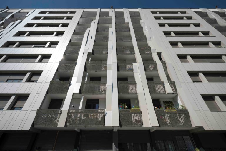 Réhabilitation de 190 logements collectifs à Bobigny : Un bardage métallisé en ALUCOBOND® A2 pour habiller les façades et moderniser l’écriture architecturale