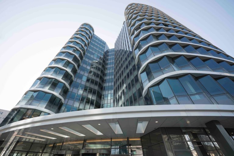 Tour ERIA à La Défense : un auvent en rez-de-chaussée revêtu d’une peau blanche en ALUCOBOND® Plus