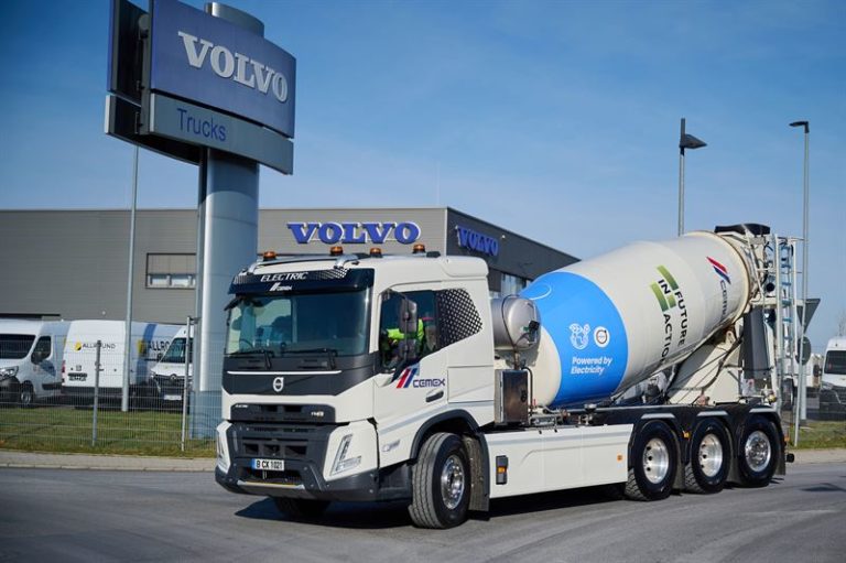Volvo Trucks a remis le premier camion malaxeur à béton électrique à usage intensif à CEMEX