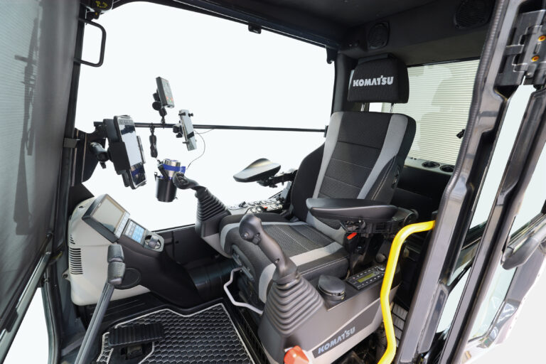 Komatsu dévoile sa nouvelle cabine pour les pelles hydrauliques sur chenilles