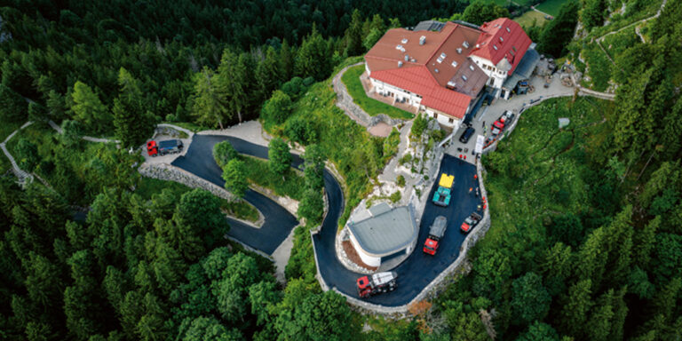 Vögele │ Le finisseur « Tiret 5 » rénove la route en lacets menant aux ruines du plus haut château fort d&rsquo;Allemagne