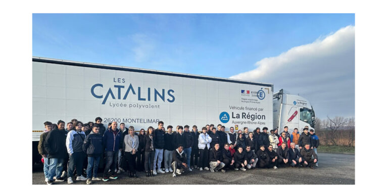 Volvo Trucks livre un Volvo FH au Lycée des Catalins pour former les conducteurs de demain