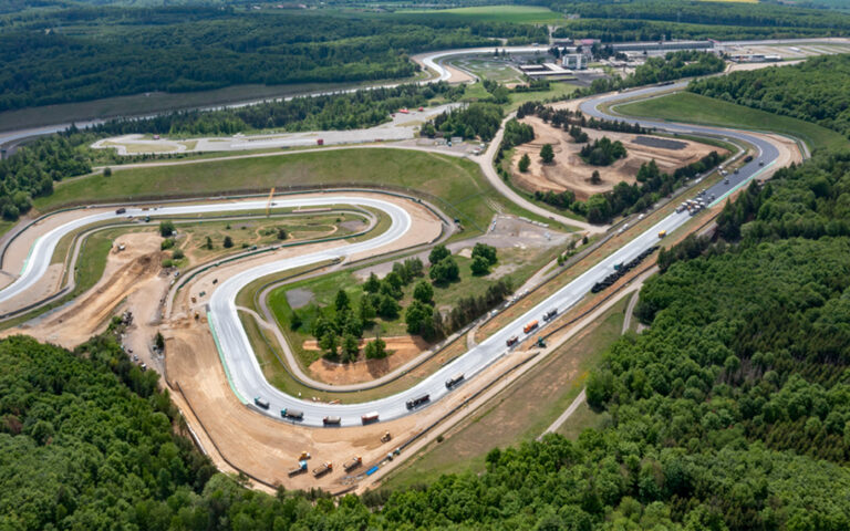 Six machines Vögele et une centrale d&rsquo;enrobage Benninghoven mises en œuvre pour le circuit moto de Brno