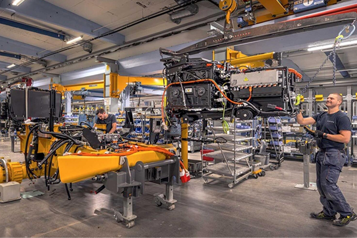 Volvo Construction Equipment lance la première production en série au monde de tombereaux articulés électriques