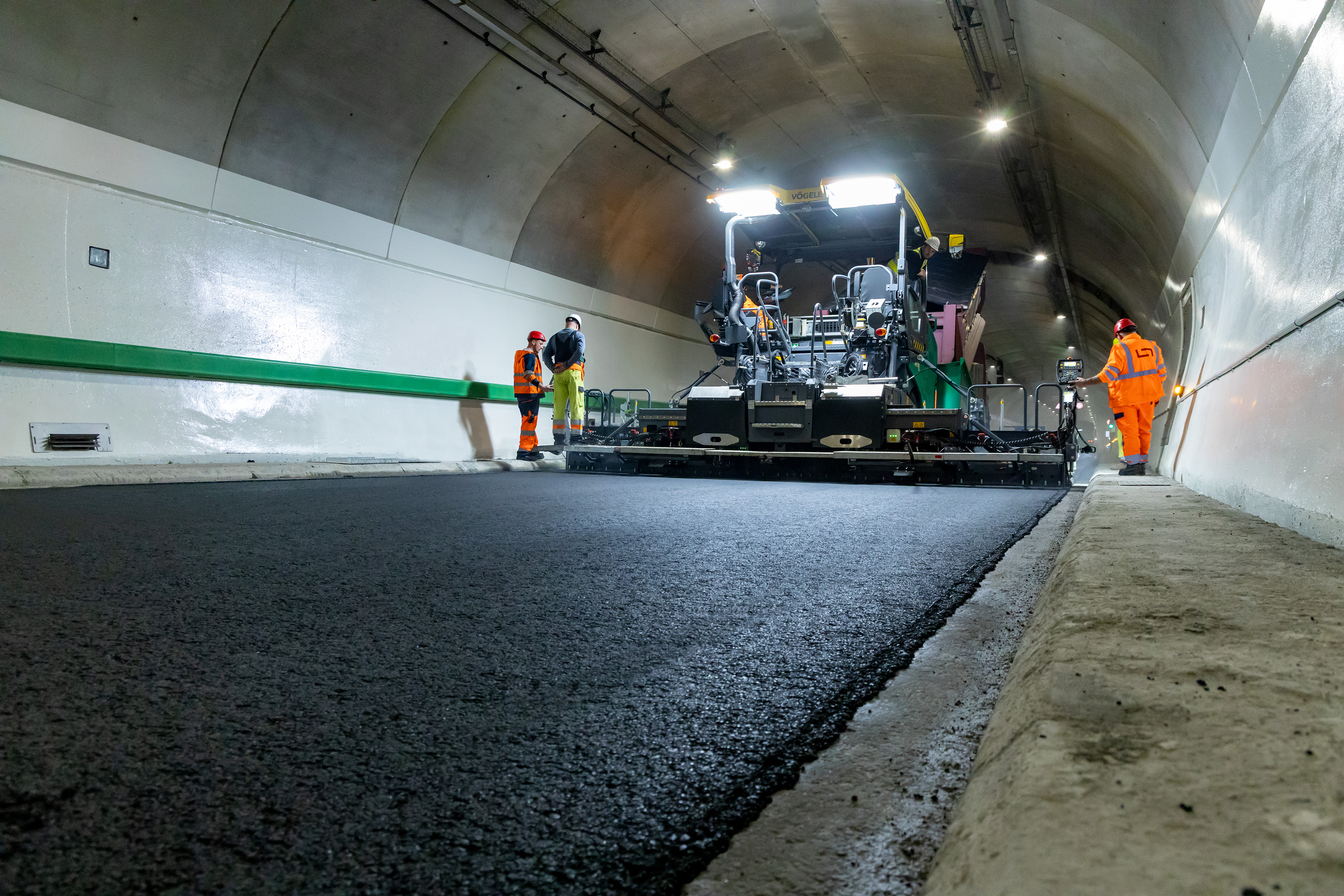 Vögele – Le nouveau finisseur sur pneus fait ses preuves dans le tunnel du Mont-Blanc