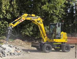 Komatsu – Mini-pelle sur pneus PW75MR-5